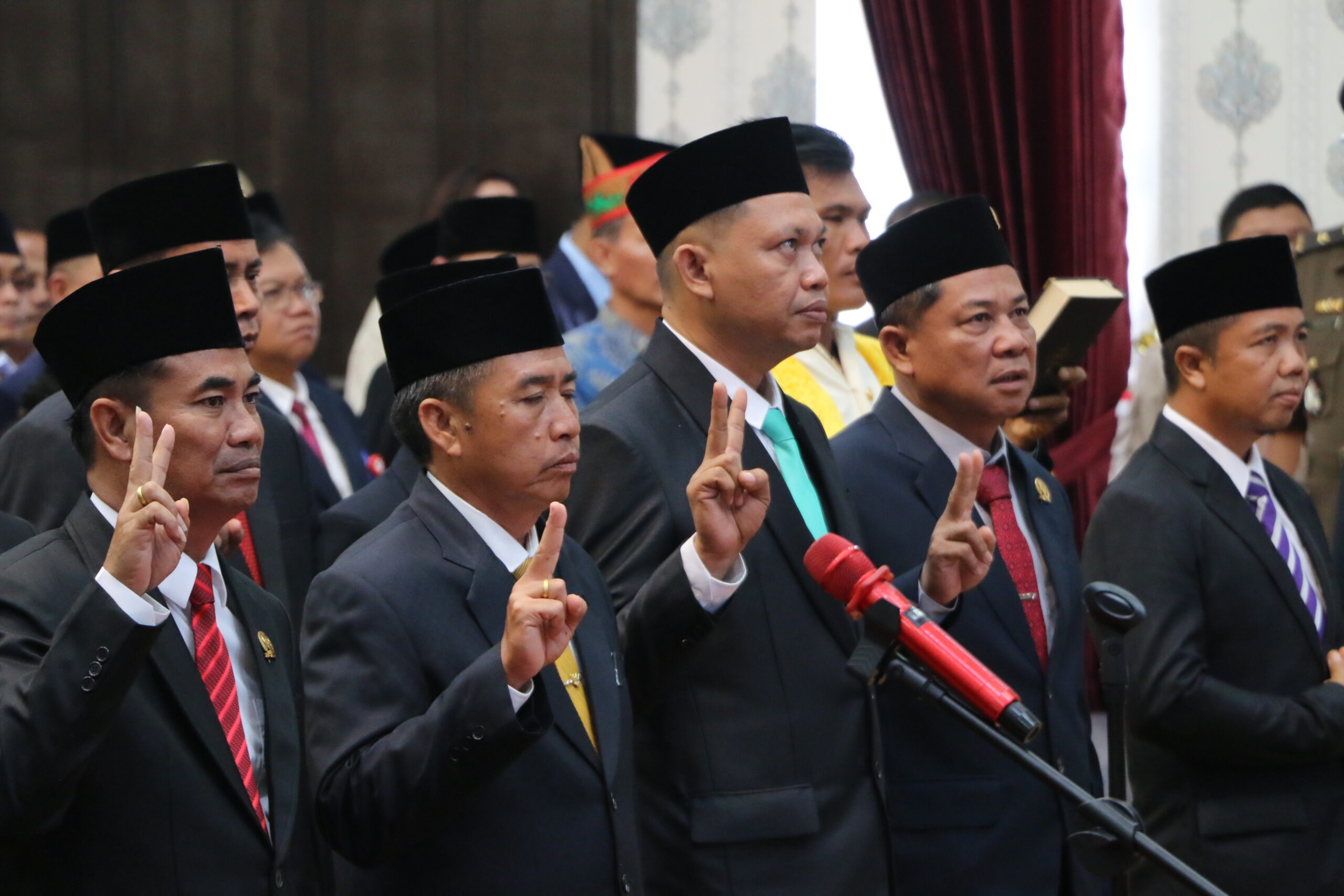 Foto : Tony Yosepta (Kanan nomor 2) saat pelaksanaan pelantikan.