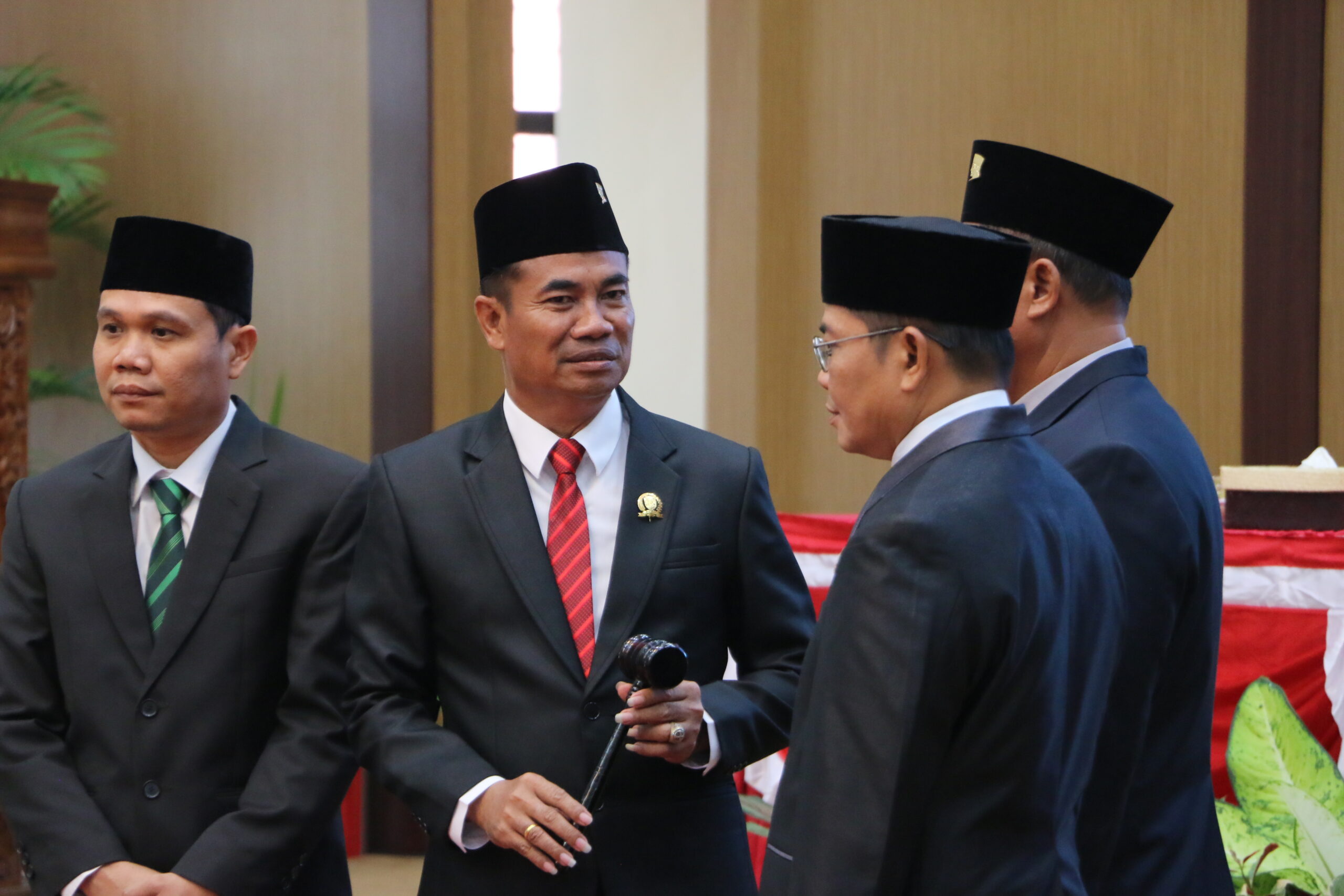 Foto : Ketua DPRD periode 2019 - 2024 Marwan Susanto, saat akan menyerahkan palu kepemimpinan kepada Yudea Pratidina selaku ketua DPRD Sementara.
