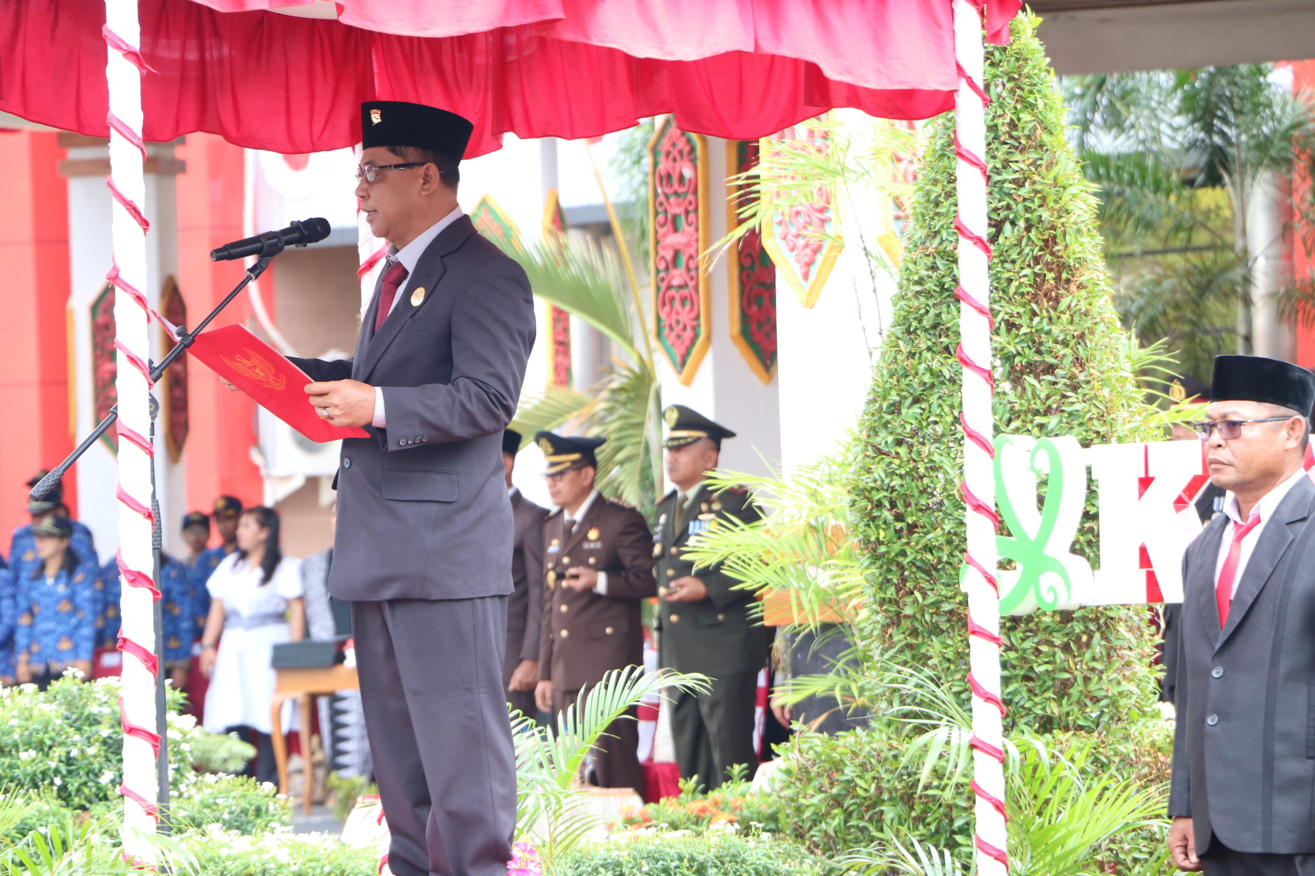 Foto : Ketua Sementara DPRD Katingan Yudea Pratidina, saat membacakan teks pembukaan UUD 1945 di halaman kantor Bupati Katingan.