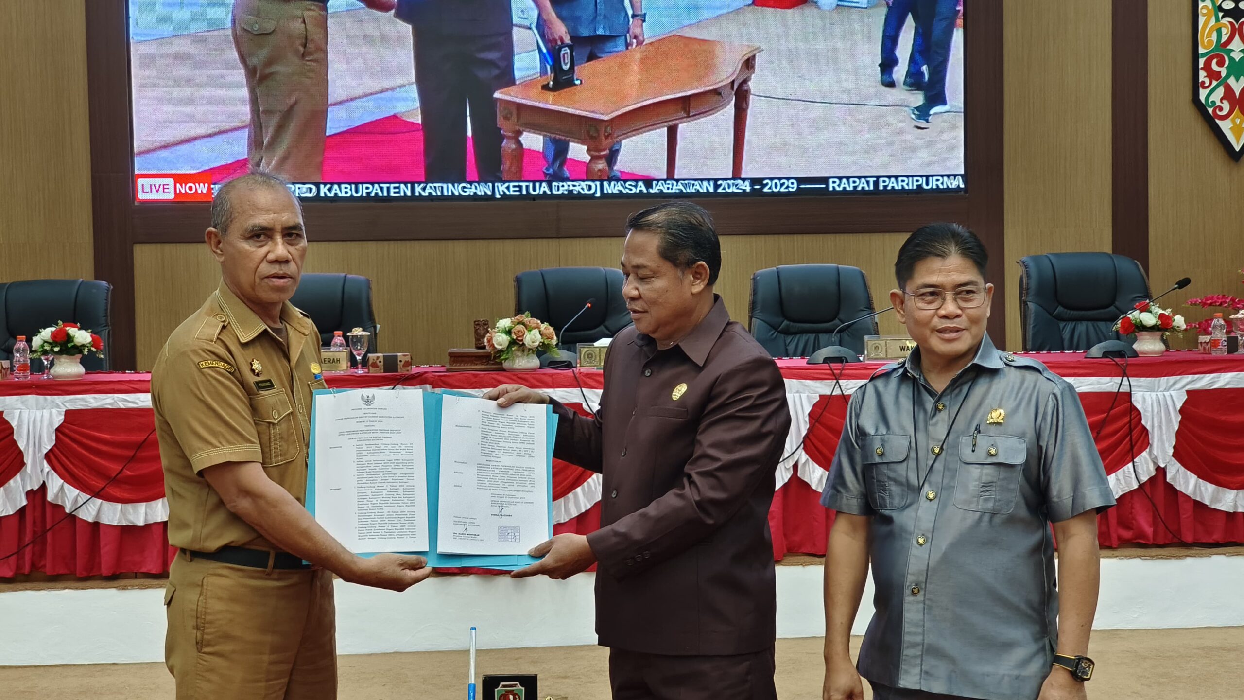 Foto : Ketua sementara DPRD Katingan Yudea Pratidina saat menyerahkan berkas usulan ketua defenitif DPRD Katingan kepada Sekda Katingan Pransang.