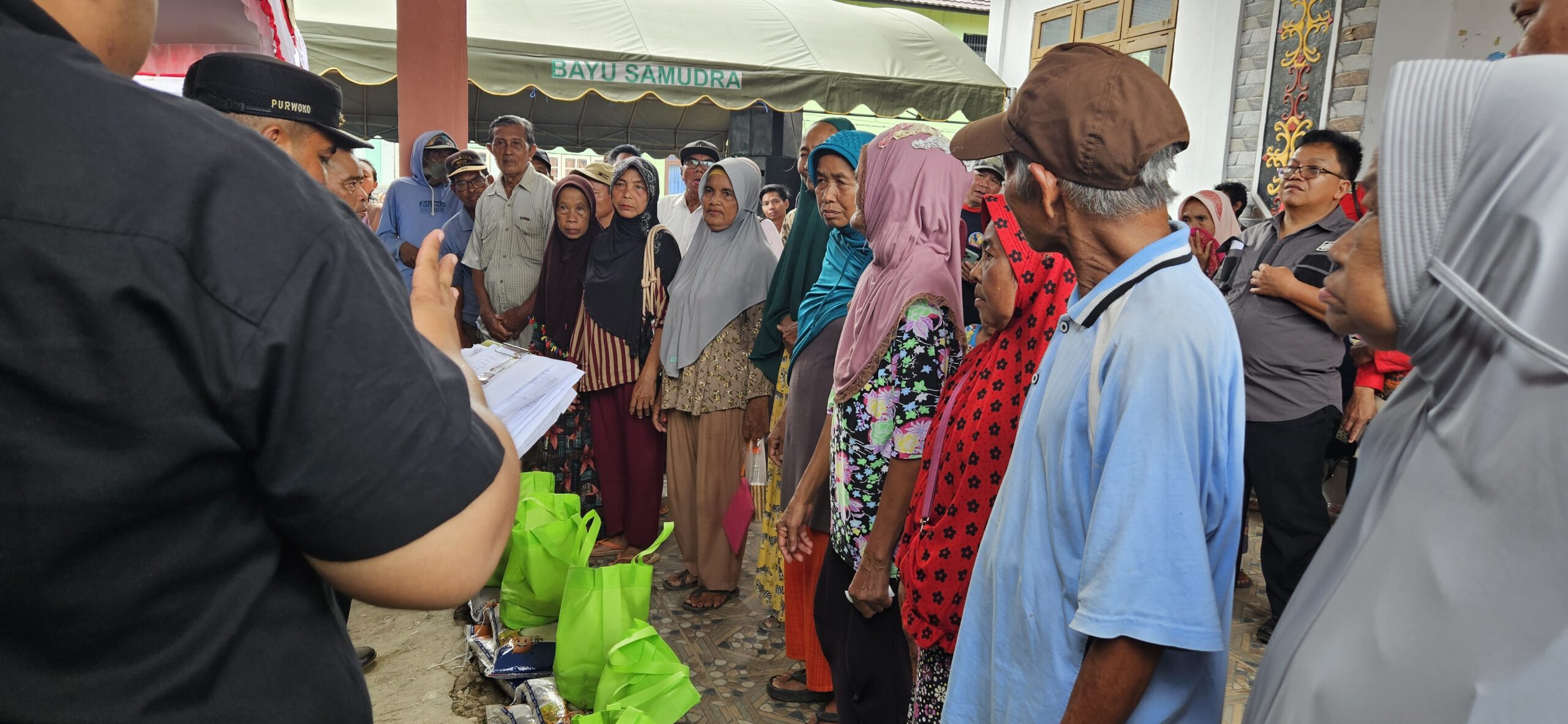Foto : Saat penyaluran sembako di Kecamatan Katingan Tengah.