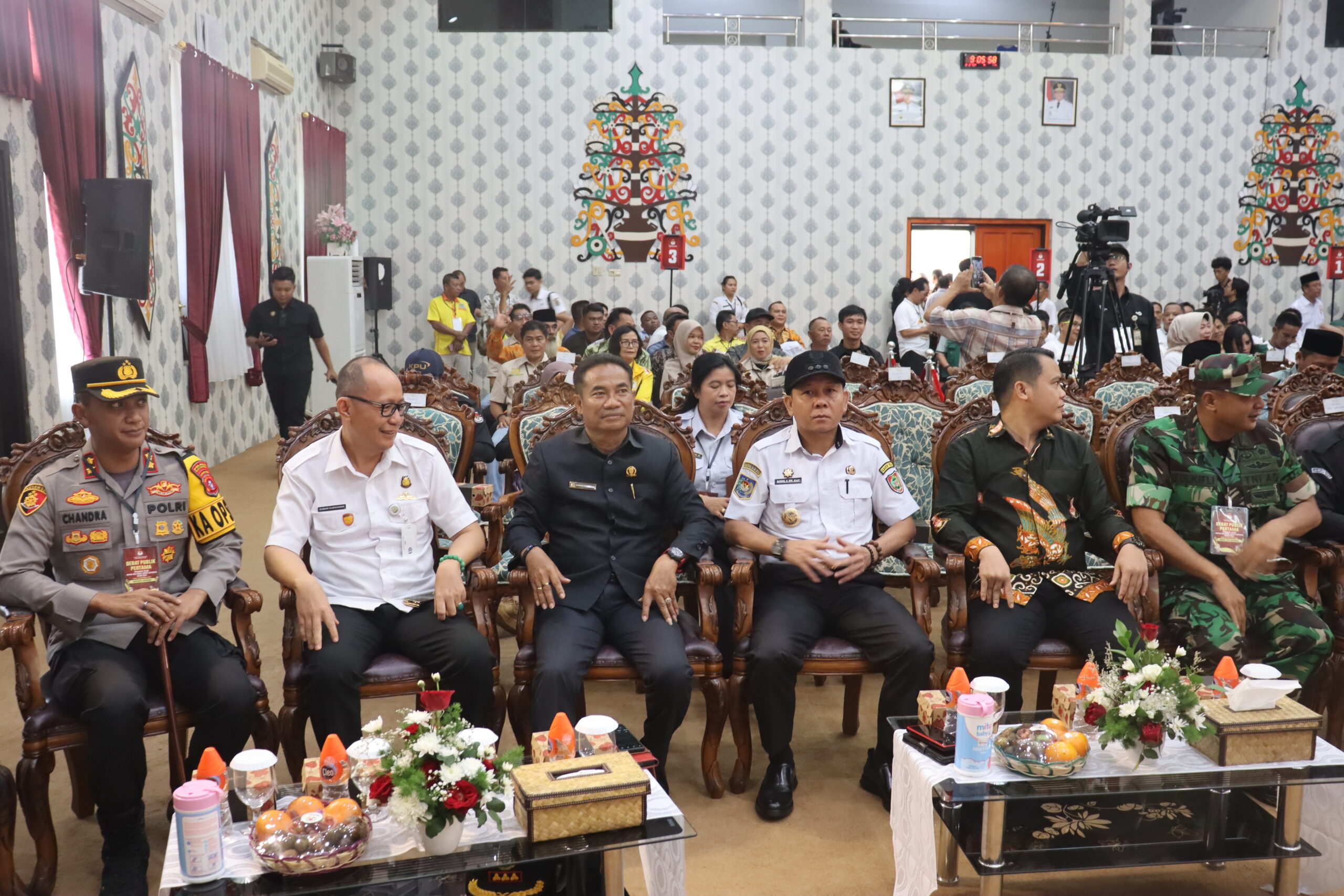 Foto : Ketua DPRD Katingan bersama Pj. Bupati serta jajaran Forkopimda saat menyaksikan debat publik pertama.