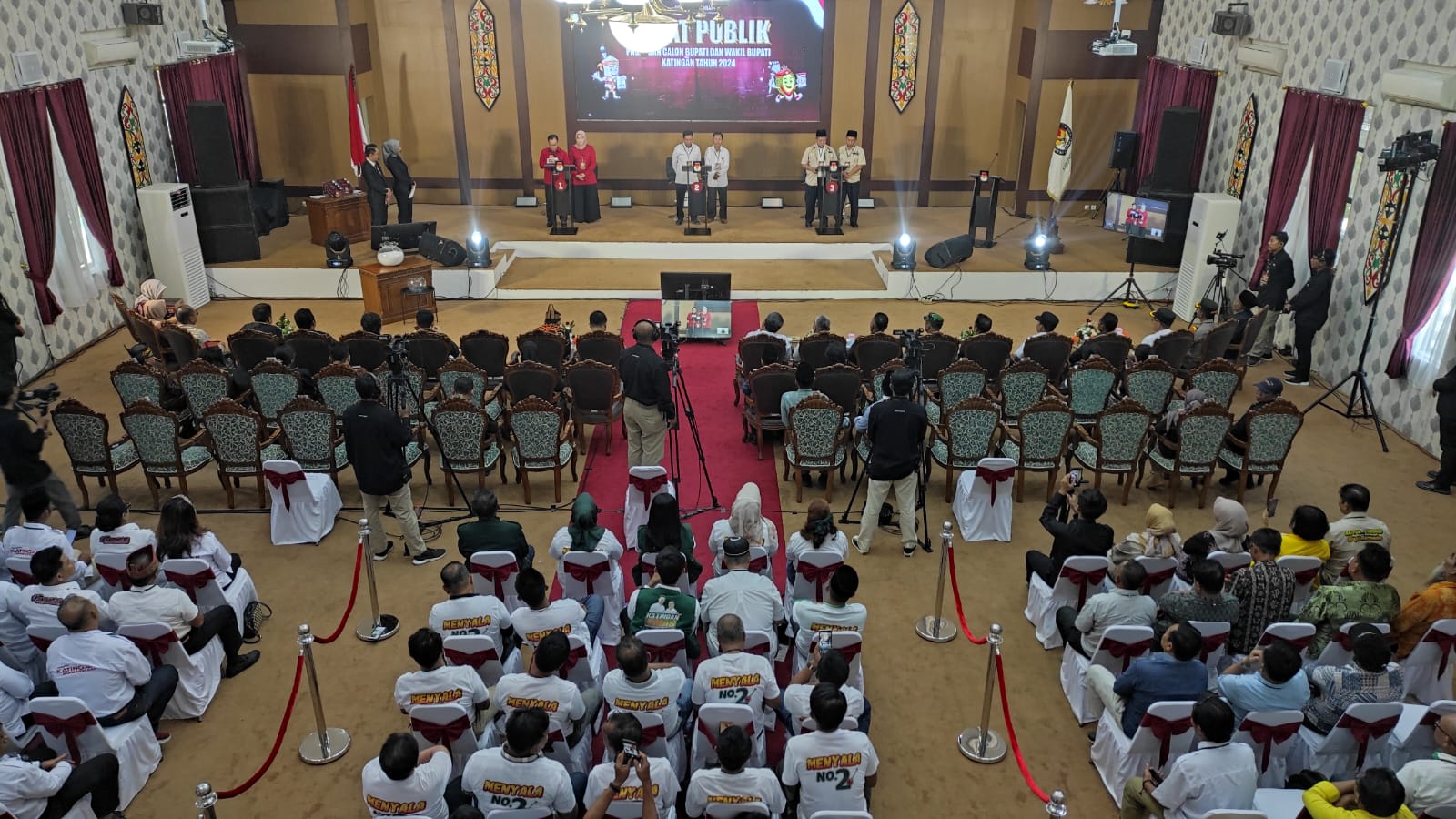 Foto : Suasana debat publik pertama Bupati dan Wakil Bupati Katingan diruang paripurna DPRD Katingan.