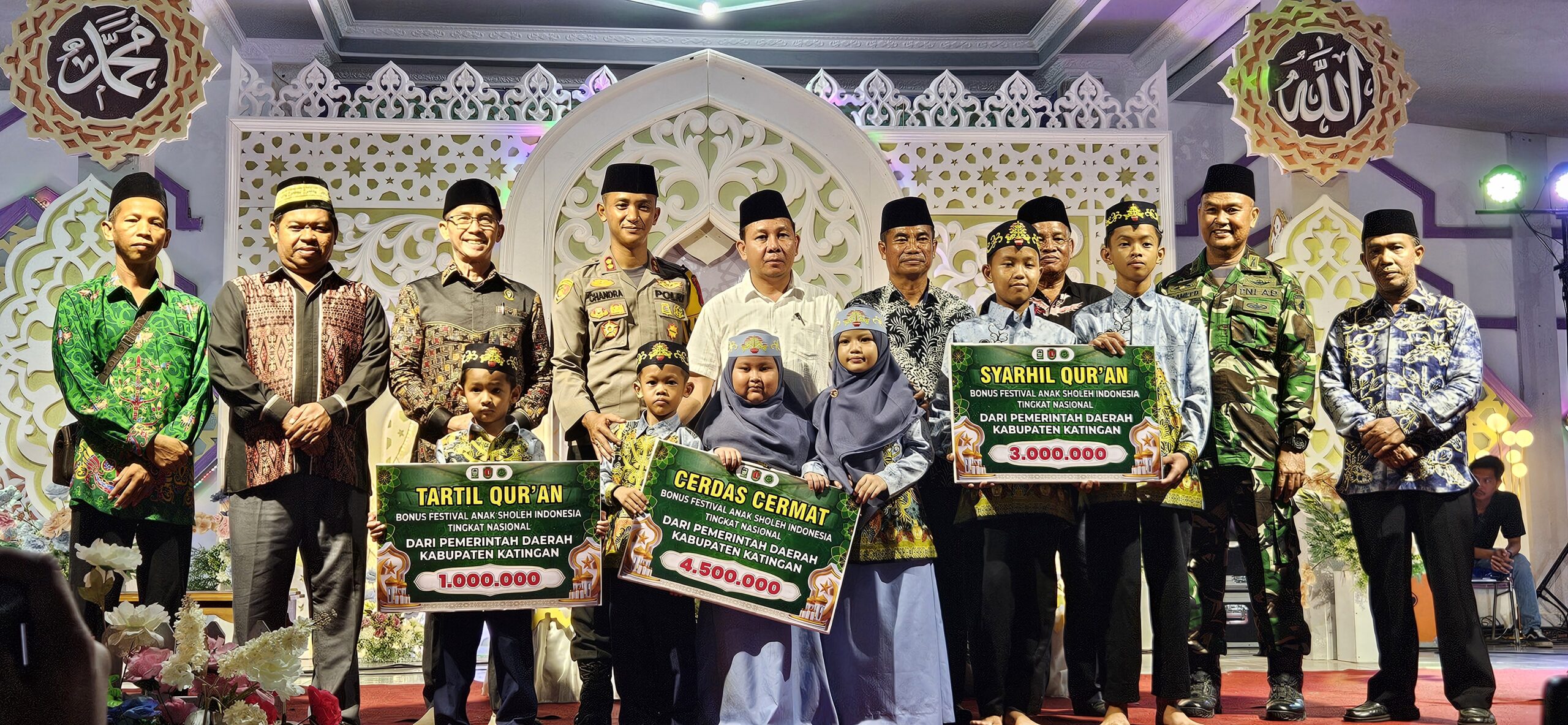 Foto : Berfoto bersama dengan jajaran Forkopimda usai penyerahan hadiah.