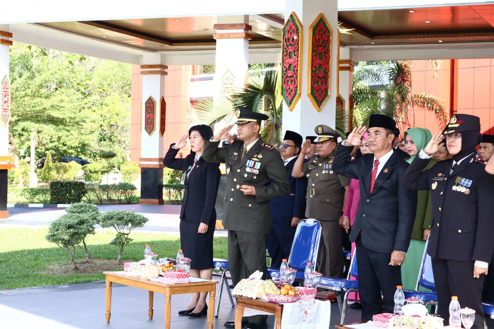 Foto : Ketua DPRD Marwan Susanto beserta jajaran Forkopimda saat mengikuti upacara peringatan hari pahlawan.