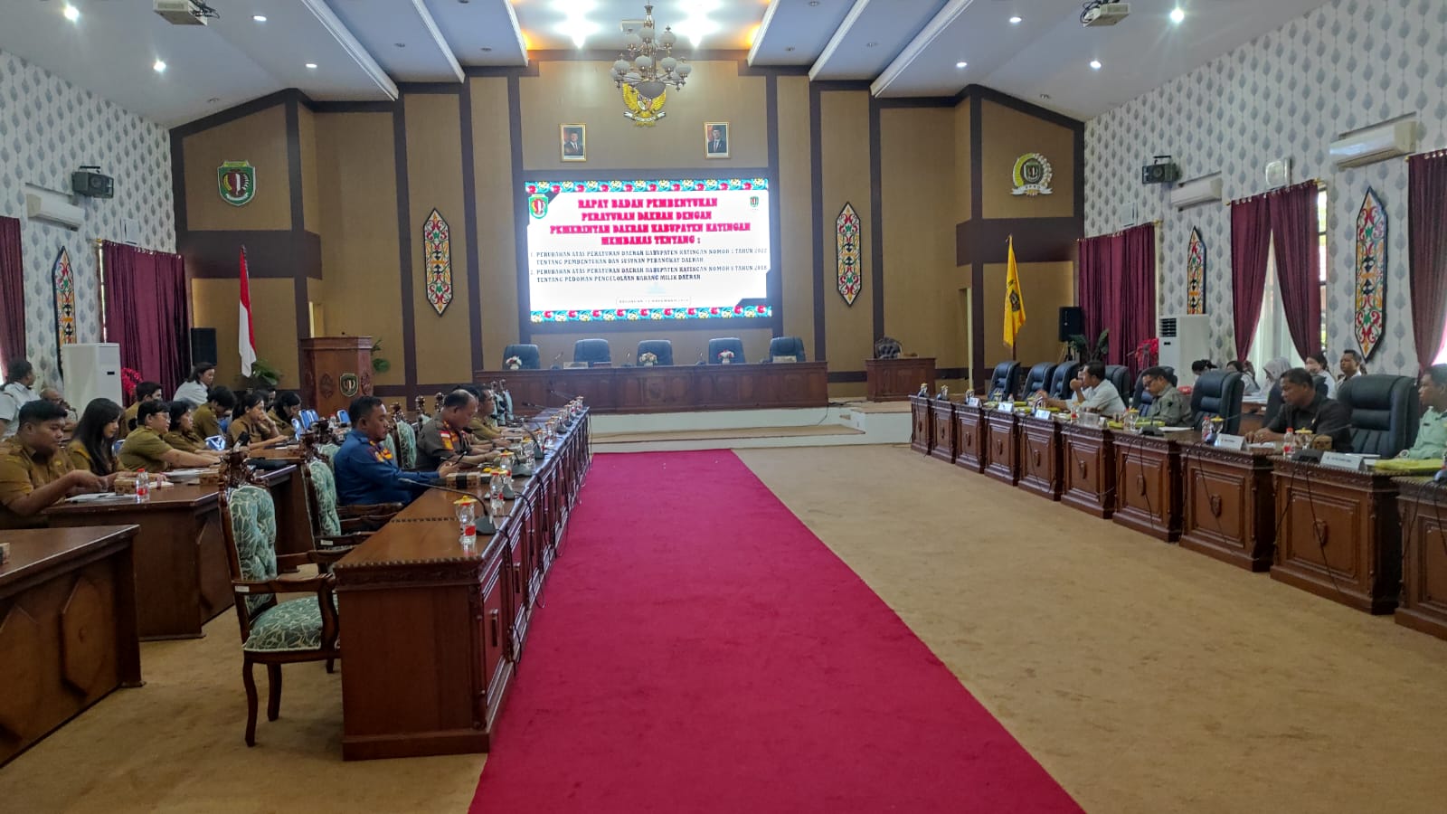 Foto : Suasana rapat pembentukan dua buah perda diruang paripurna DPRD Katingan.