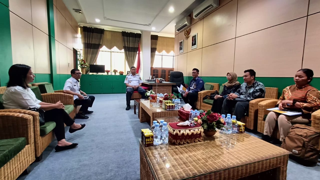 Saat Wakil Bupati Katingan, Firdaus, menjamu pihak BPK RI di ruang kerjanya