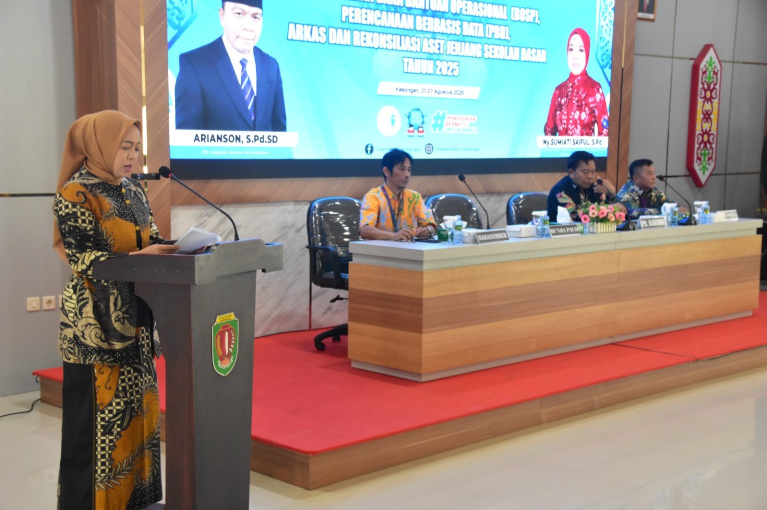 Ny. Sumiati Saiful, saat menyampaikan sambutan kegiatan sosialisasi pengelolaan Dana Bantuan Operasional Satuan Pendidikan (BOSP), Perencanaan Berbasis Data (PBD), Aplikasi Rencana Kegiatan dan Anggaran Sekolah (ARKAS)