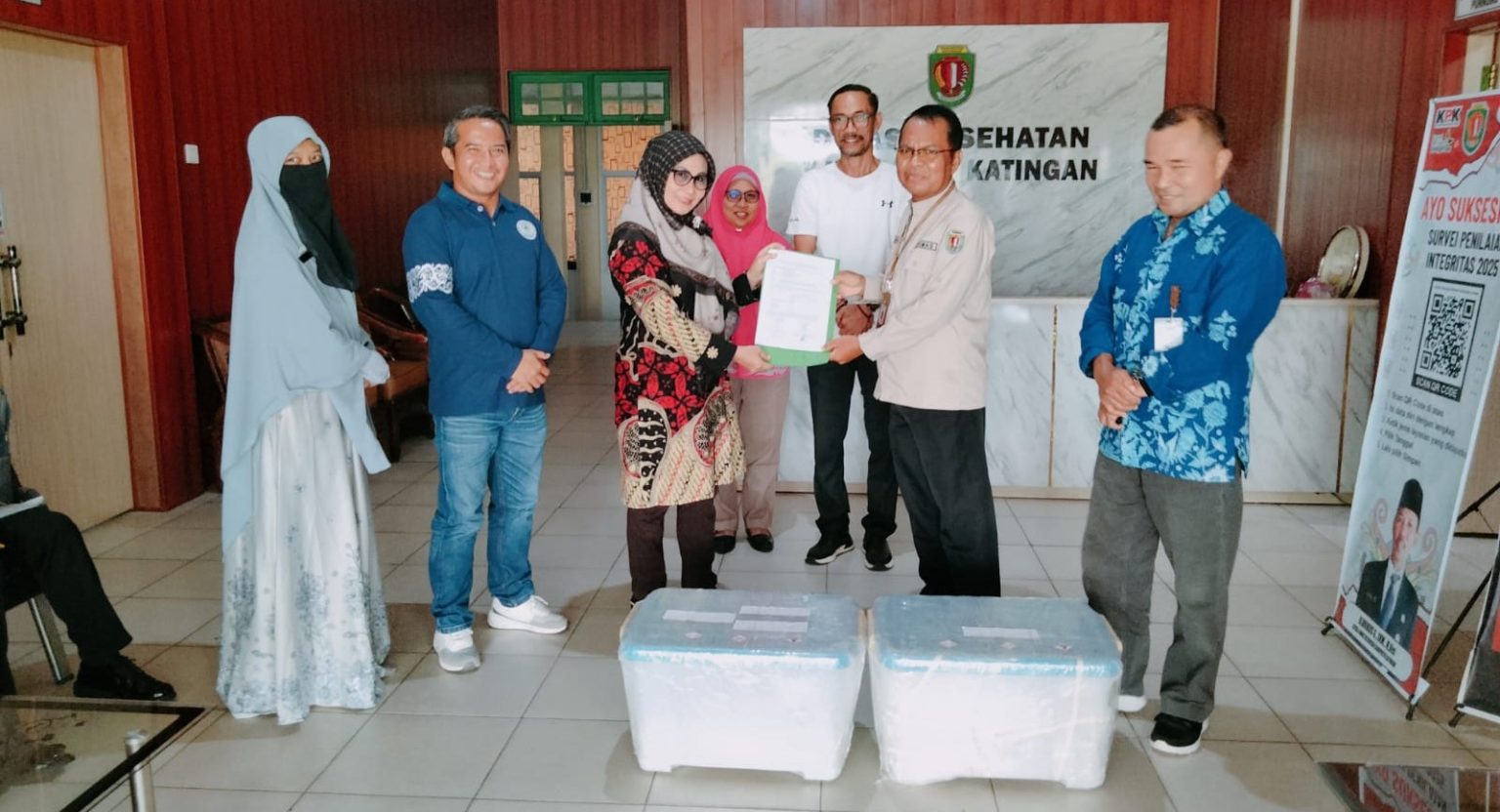 Hj. Nike Kamantoh, SKM, dan Tim Kesling melaksanakan serah terima limbah alat kesehatan mengandung merkuri kepada Pihak Dinas Kesehatan Kabupaten Katingan