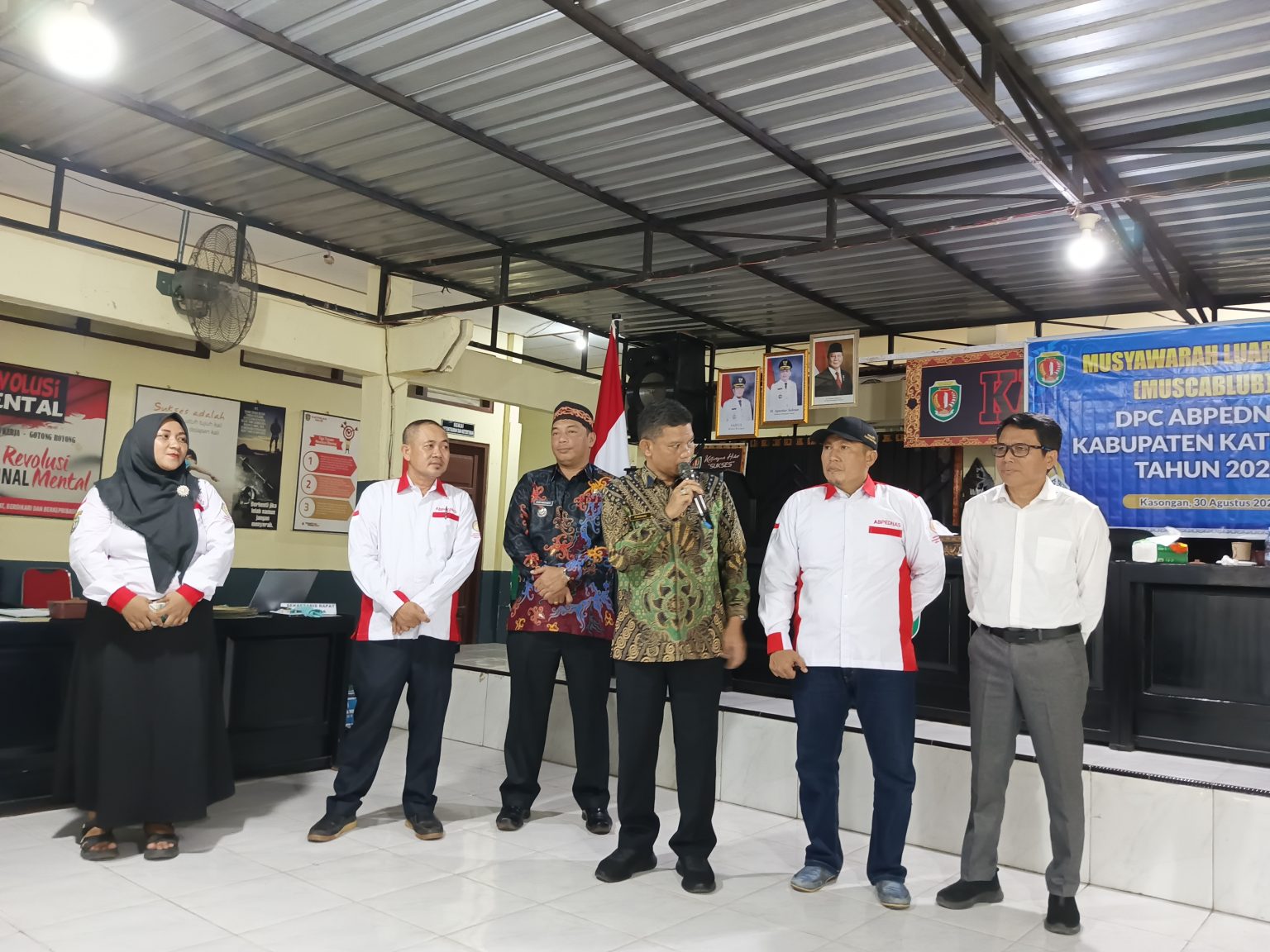 Wakil Bupati Katingan Firduas saat menghadiri kegiatan Musyawarah Luar Biasa (Munaslub) Dewan Pimpinan Cabang (DPC) Asosiasi Badan Permusyawaratan Desa Nasional (ABPEDNAS) yang berlangsung di Aula Kecamatan Katingan Hilir