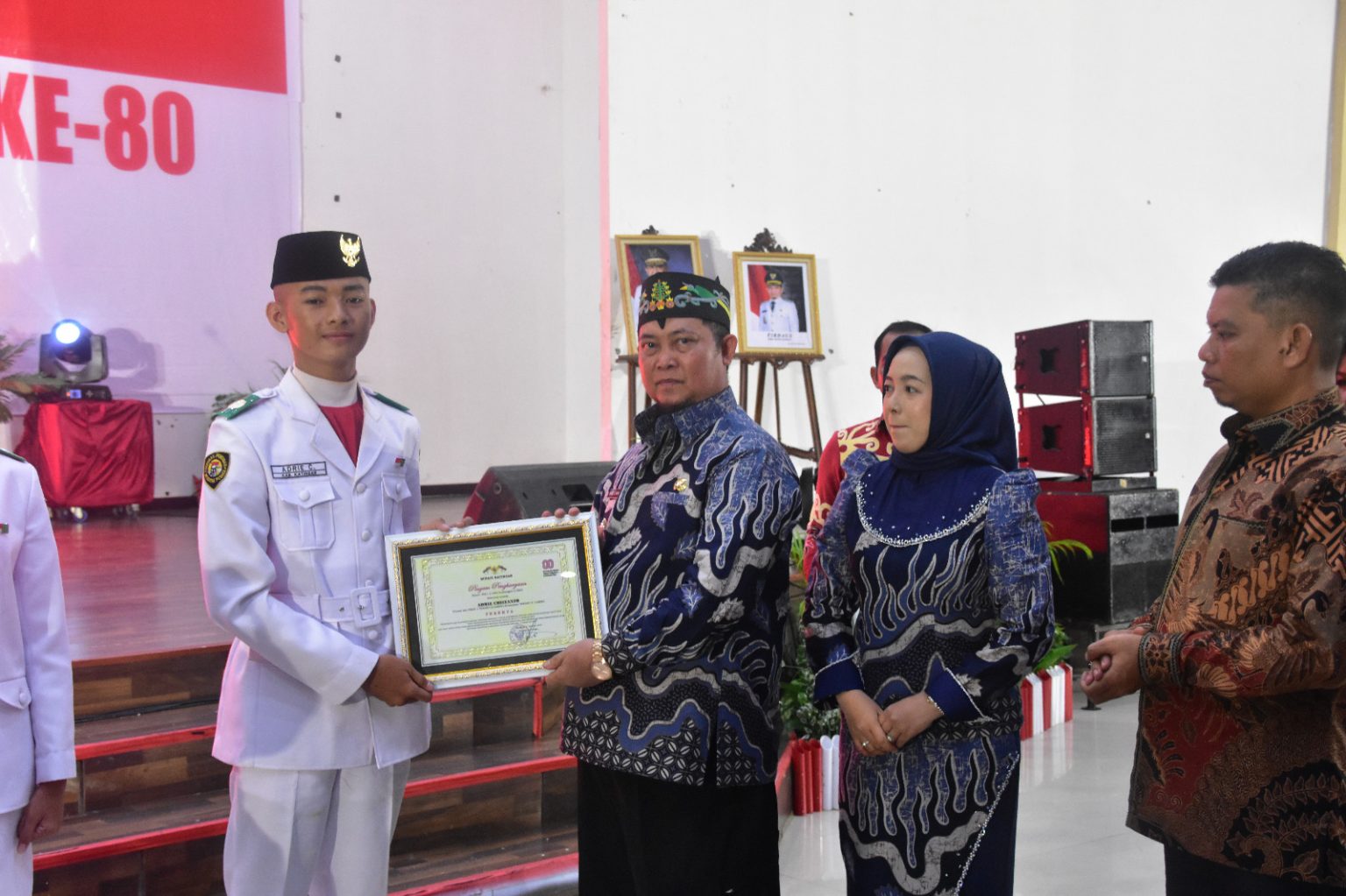 Bupati Katingan, Saiful, saat menyerahkan piagam penghargaan kepada anggota Paskibraka Kabupaten Katingan