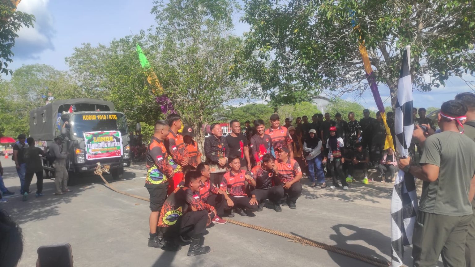 Tm BPBD Katingan berfoto bersama sebelum menarik truk militer