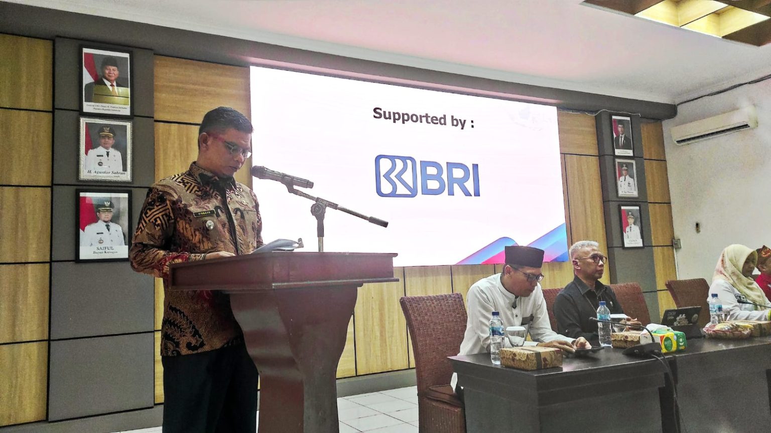 Waki Bupati Katingan, Firdaus, saat memberikan sambutan pada pelantikan pengurus daerah Masyarakat Ekonomi Syariah (MES) Kabupaten Katingan yang dirangkai dengan workshop pasar modal syariah