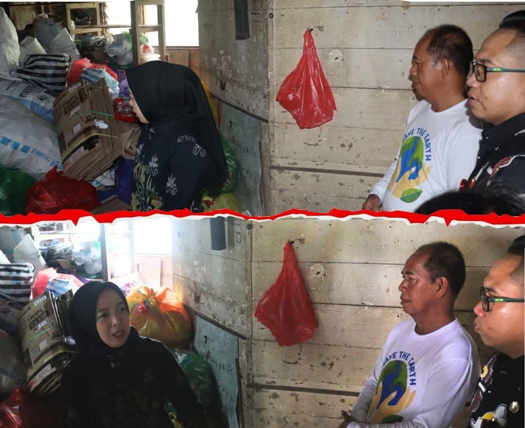 Ny. Sumiati Saiful saat mengunjungi bank sampah di SDN-4 Kasongan Baru yang merupakan binaan DLH Katingan