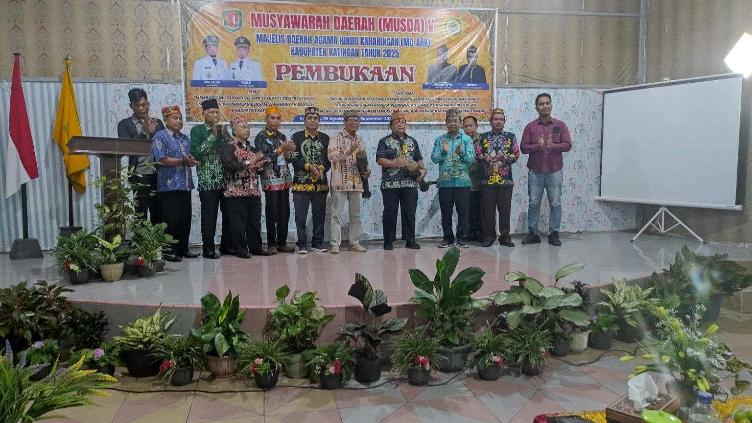 Pemukulan Katambung pada kegiatan pembukaan Musyawarah Daerah (Musda) Ke-V Majelis Daerah Agama Hindu Kaharingan (MD-AHK) Kabupaten Katingan