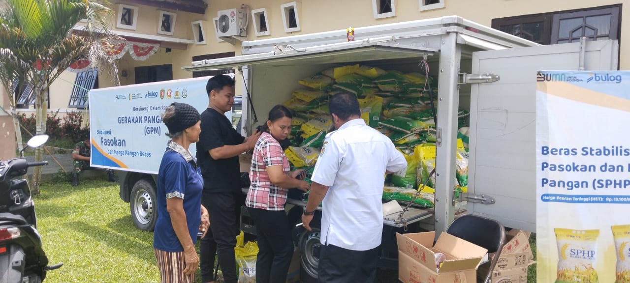 Pelaksanaan Gerakan Pangan Murah di halaman kantor Kecamatan Pulau Malan