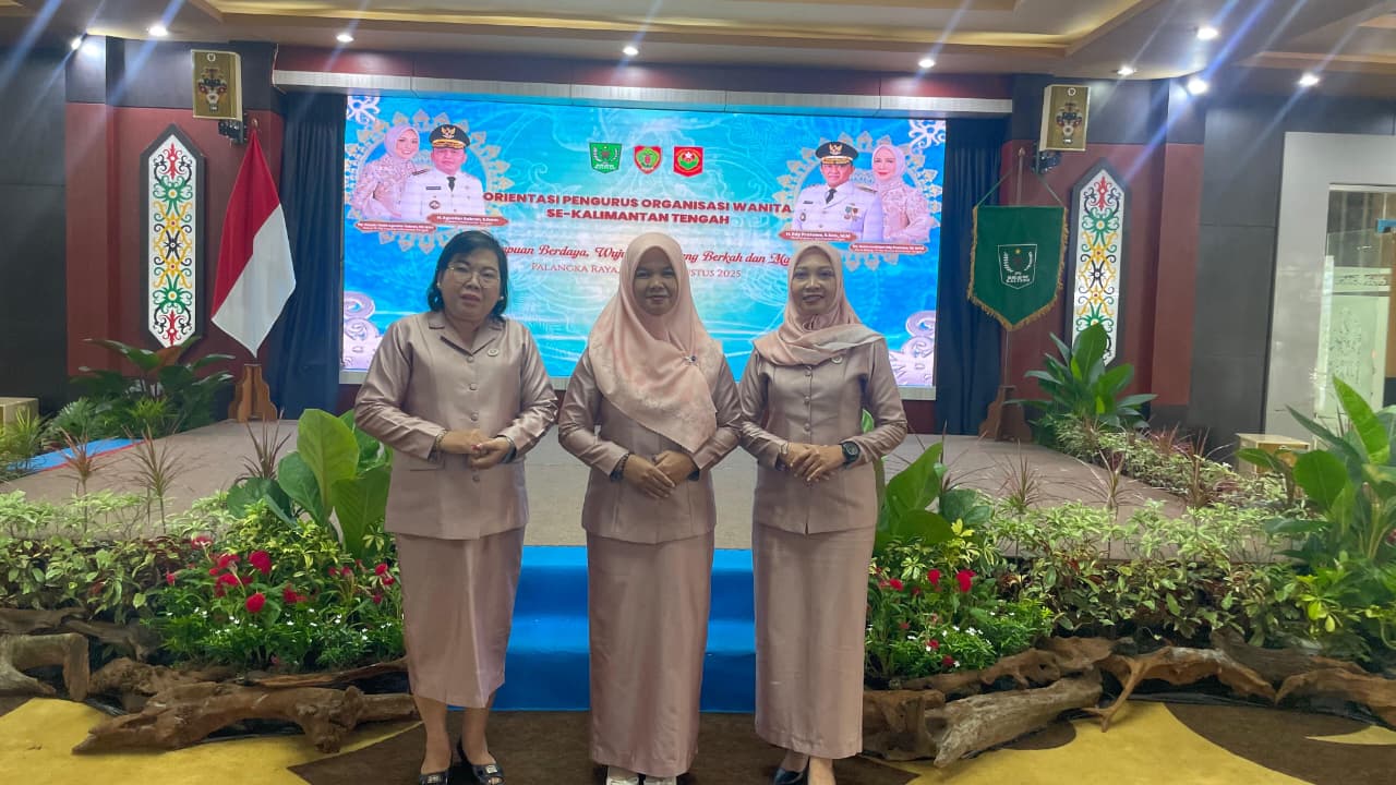 Ketua GOW Kabupaten Katingan, Ny. Tri Sundarti Firdaus, bersama pengurus.