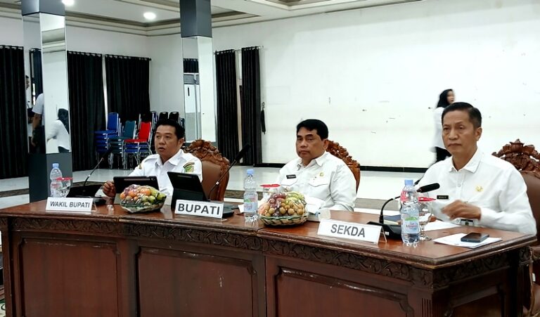 0611-Bupati-Shalahuddin