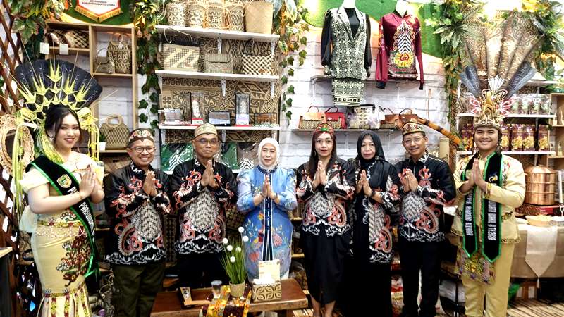 Ketua TP PKK, Hj. Maya Savitri Shalahuddin sambangi stand Kabupaten Barito Utara menampilkan produk unggulan daerah pada kegiatan Kalteng Expo 2026, (ist)